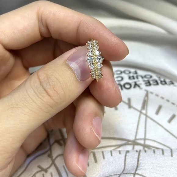 Brilliant Cut Diamond Wedding band in approximately 0.85 tcw. In 14 kt gold plat - Picture 1 of 13